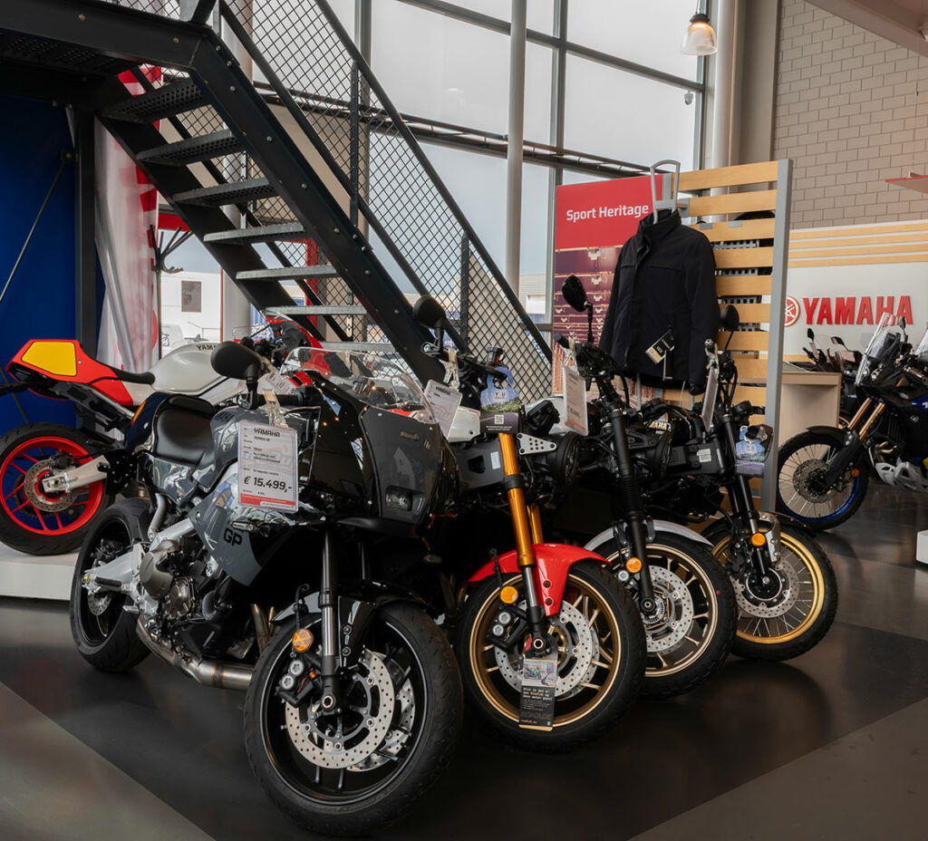 Motoren in de showroom van MotorCentrumWest